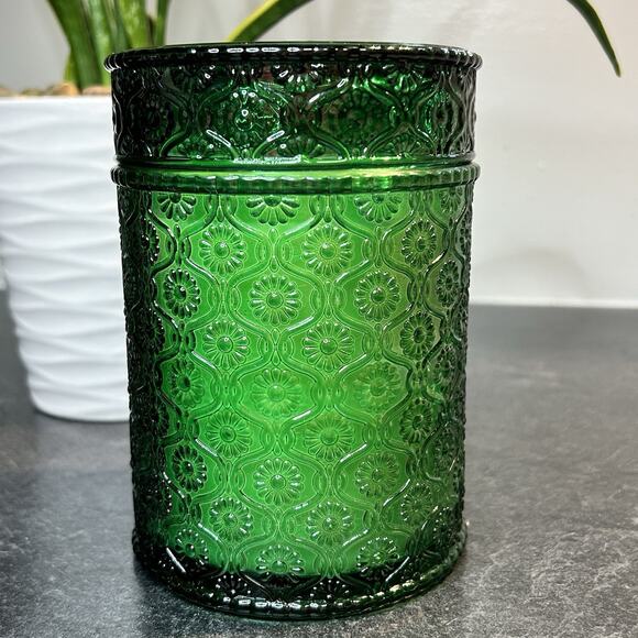 Pier 1 HOLIDAY FOREST Single Wick Scented Candle Green Decorative Glass Jar 19oz - Picture 2 of 10